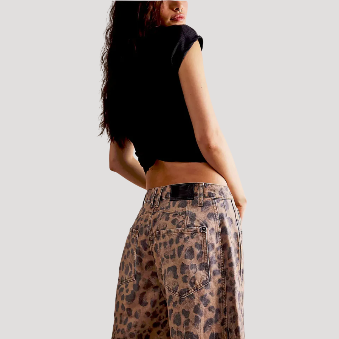 Saskia | Damen Weite Jeans Leopardenmuster Barrel Leg - Brown - Image 4