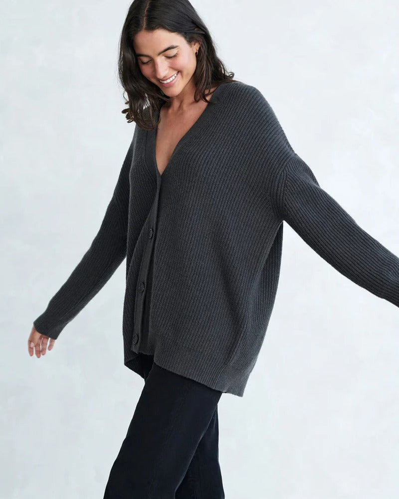 Solveig | Damen Oversize Strickjacke mit V-Ausschnitt - Taupe - Image 5