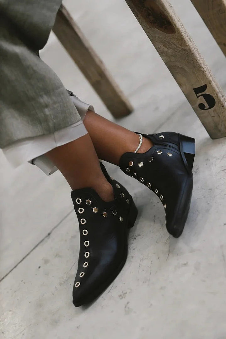Svanhora | Damen Stiefeletten mit Metallösen - Black - Image 1