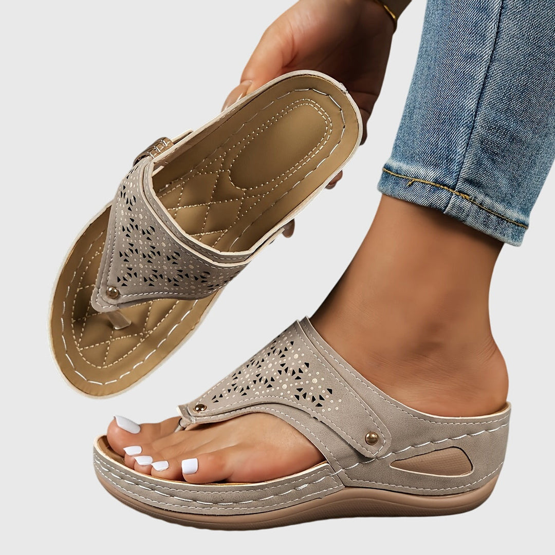 Tabitha | Damen Bequeme Sandalen mit Zehensteg - Brown - Image 10