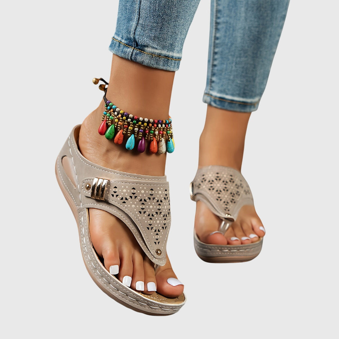 Tabitha | Damen Bequeme Sandalen mit Zehensteg - Brown - Image 11