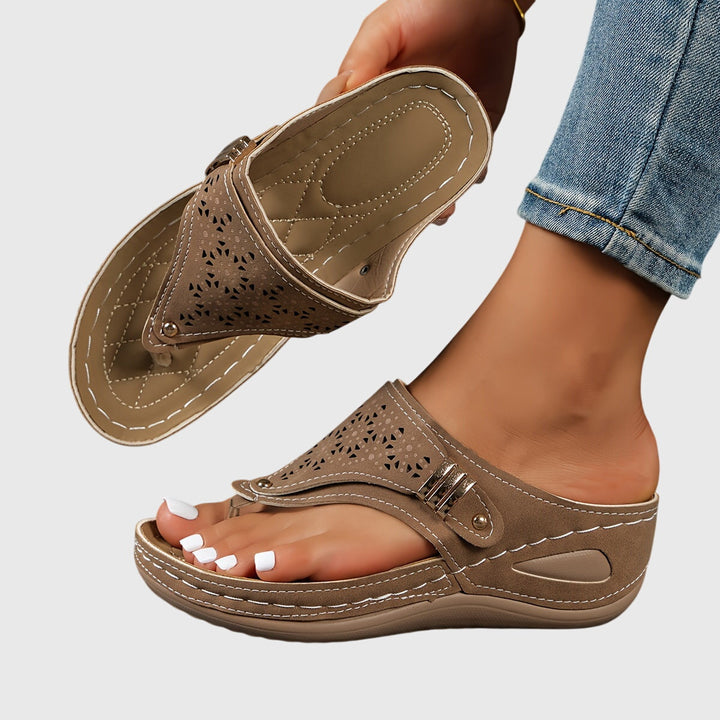 Tabitha | Damen Bequeme Sandalen mit Zehensteg - Brown - Image 12