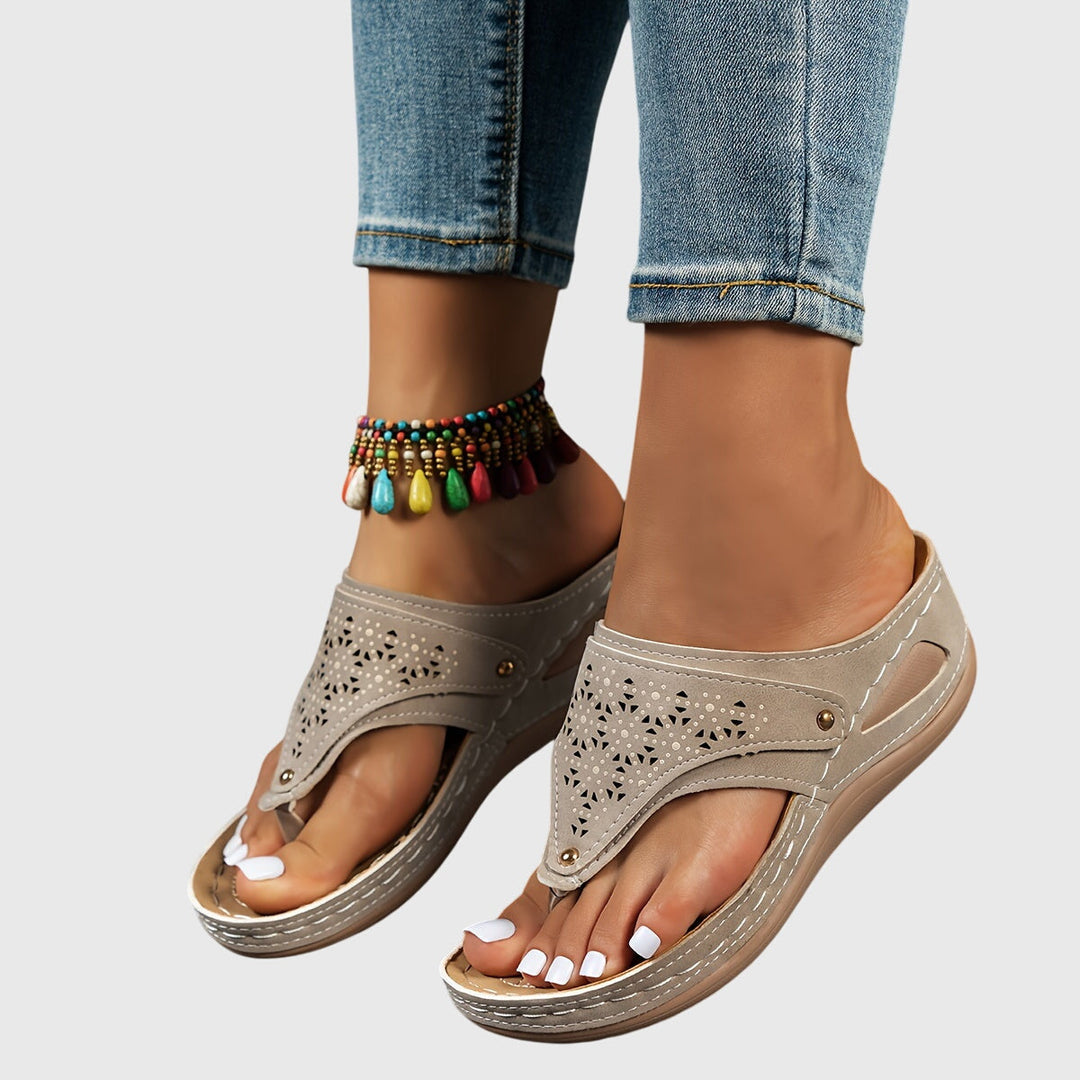 Tabitha | Damen Bequeme Sandalen mit Zehensteg - Brown - Image 2