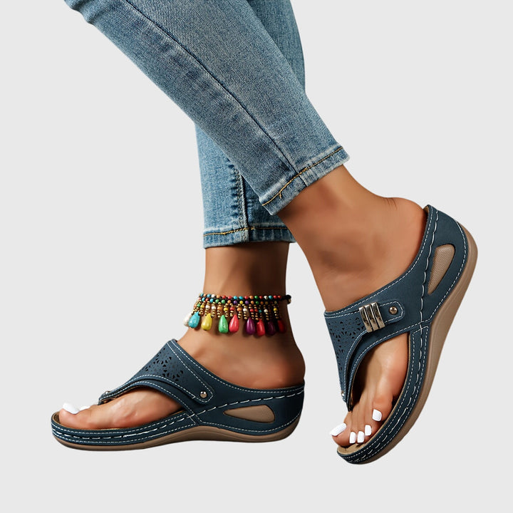 Tabitha | Damen Bequeme Sandalen mit Zehensteg - Brown - Image 5