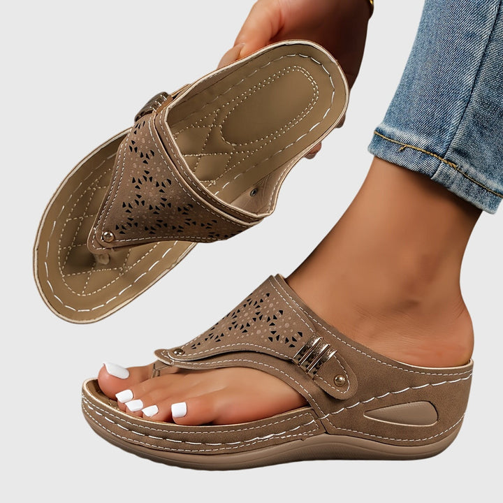 Tabitha | Damen Bequeme Sandalen mit Zehensteg - Brown - Image 8