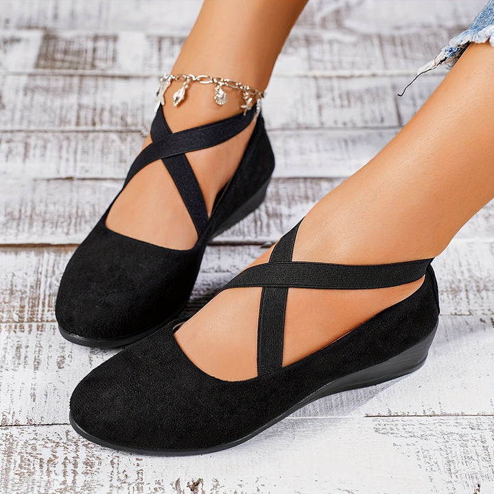 Cyrena | Damen Keilpumps mit Kreuzriemen - Black - Image 2