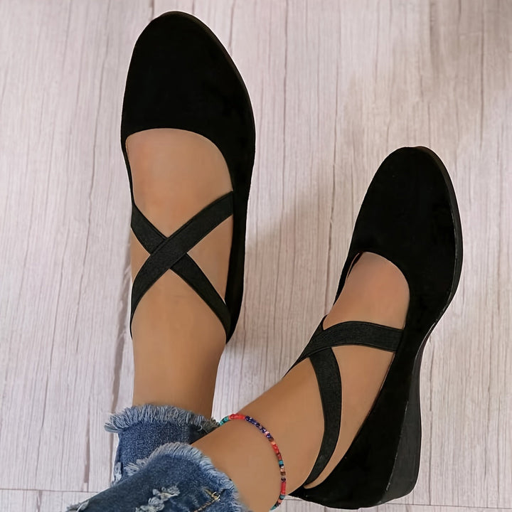 Cyrena | Damen Keilpumps mit Kreuzriemen - Black - Image 3