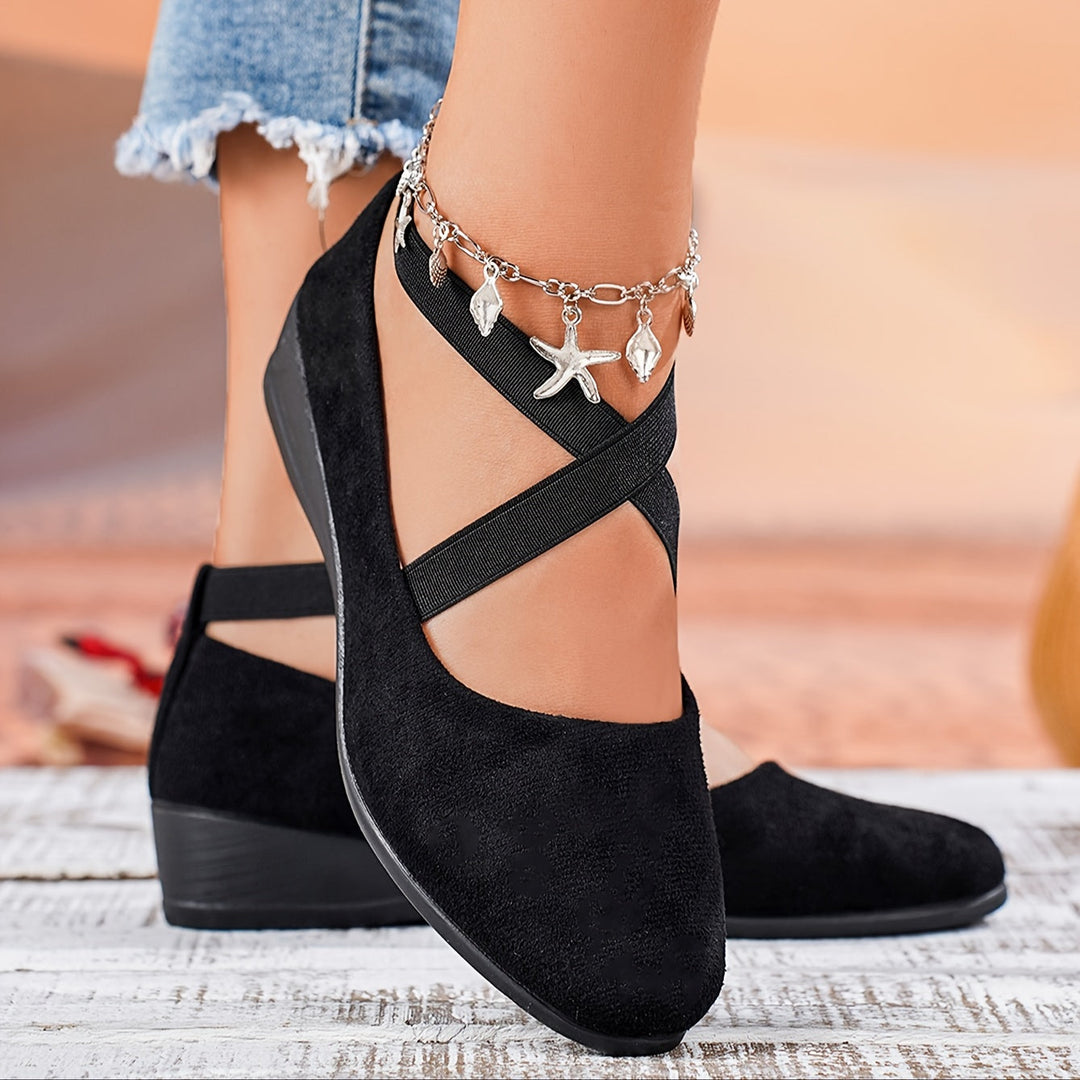 Cyrena | Damen Keilpumps mit Kreuzriemen - Black - Image 4
