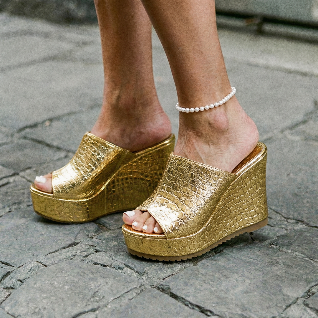 Valeria | Damen Gold Plateau Keilsandaletten - Gold - Image 1