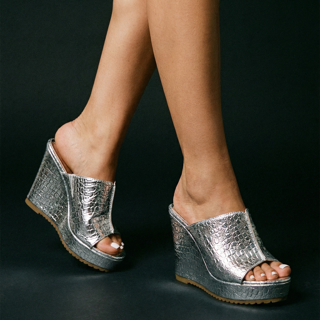 Valeria | Damen Gold Plateau Keilsandaletten - Gold - Image 12