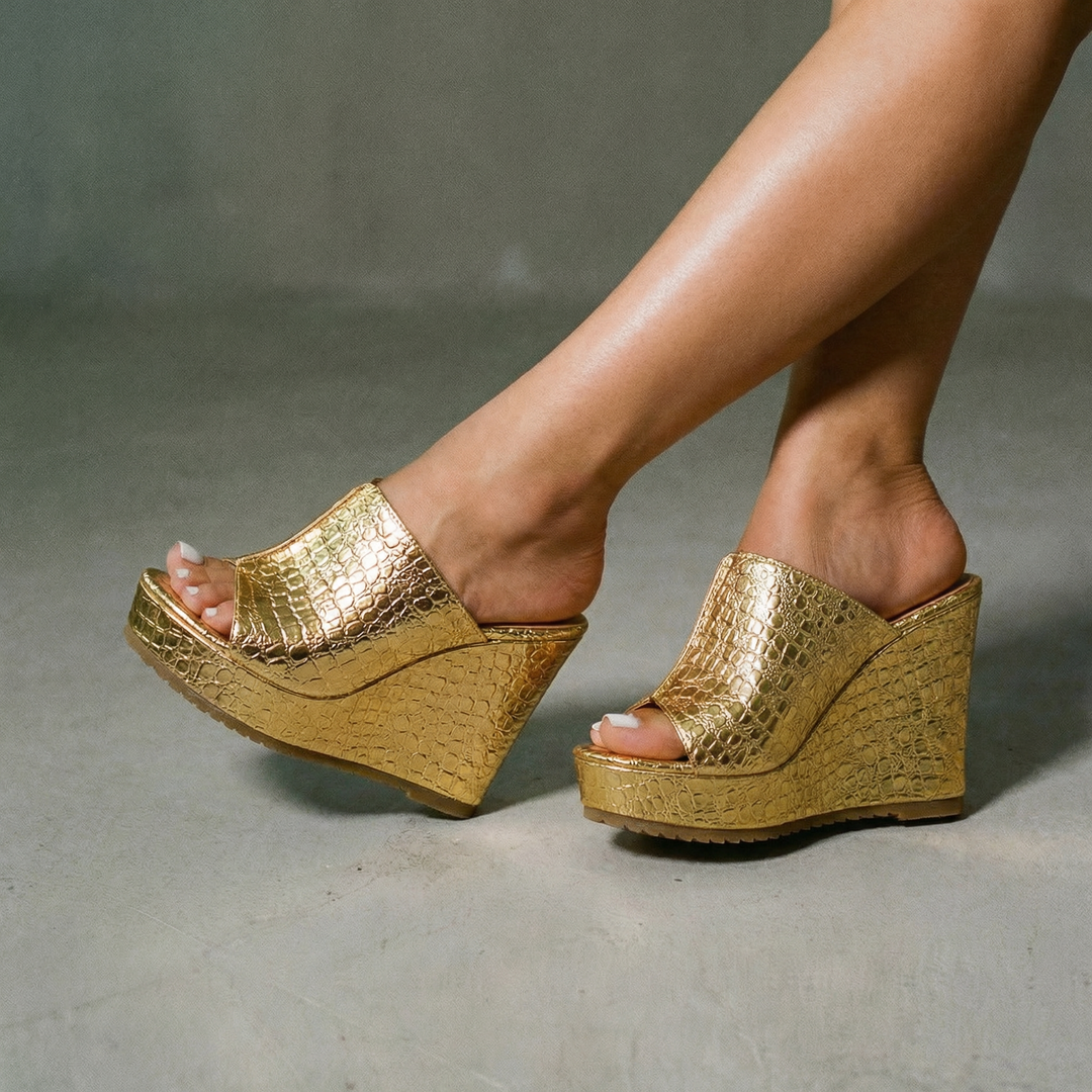 Valeria | Damen Gold Plateau Keilsandaletten - Gold - Image 2