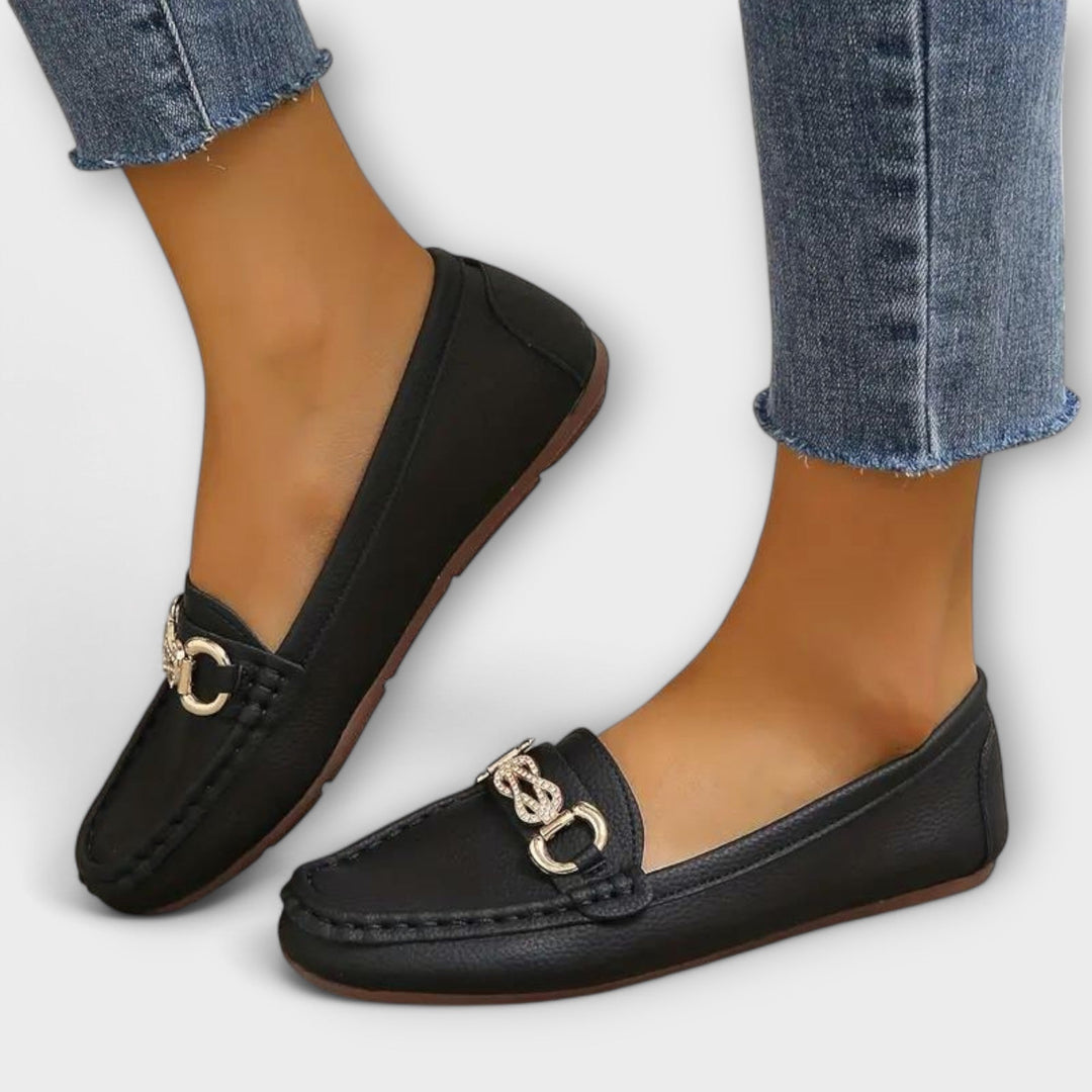 Veldra | Damen Slipper Loafers mit Goldkette - Black - Image 1