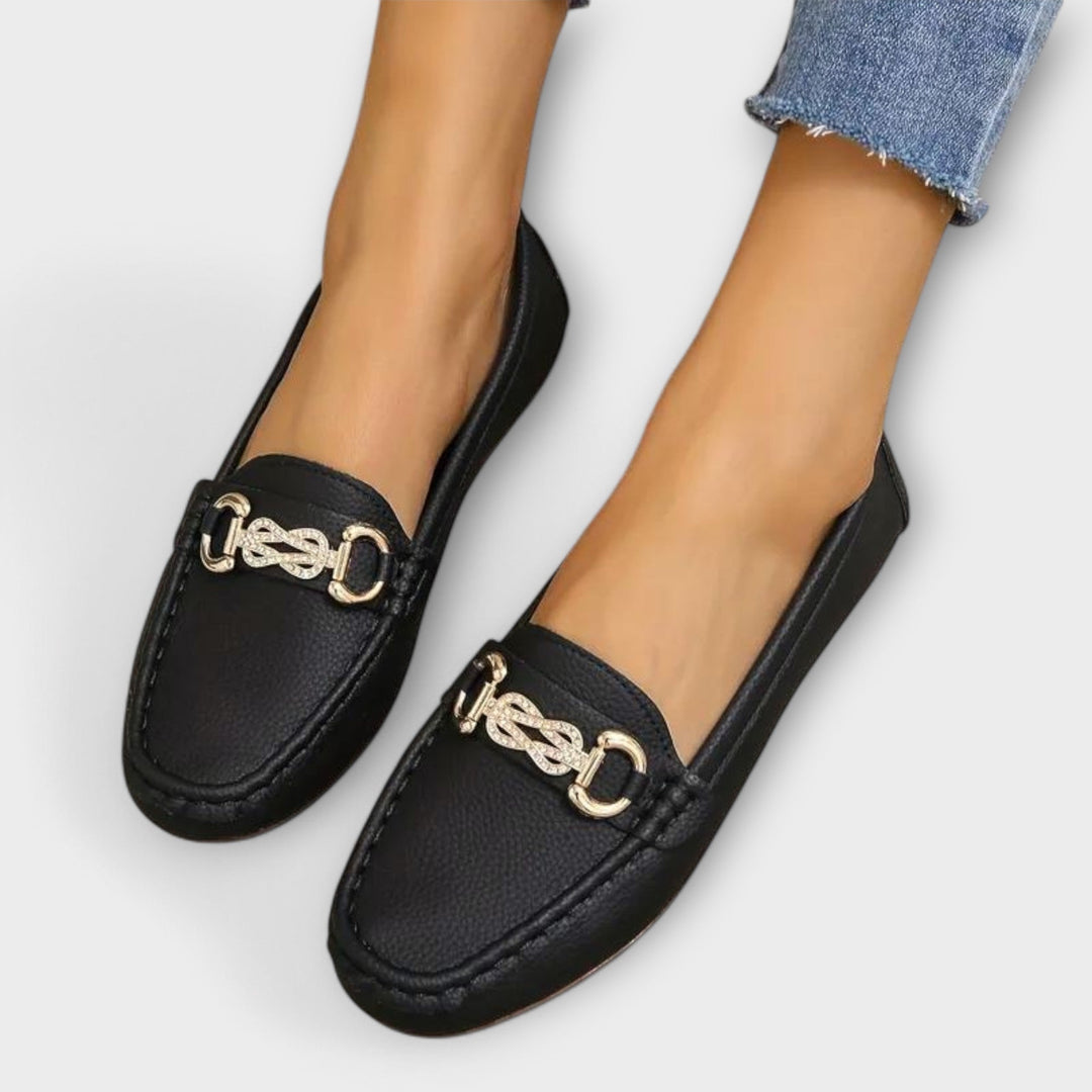 Veldra | Damen Slipper Loafers mit Goldkette - Black - Image 4