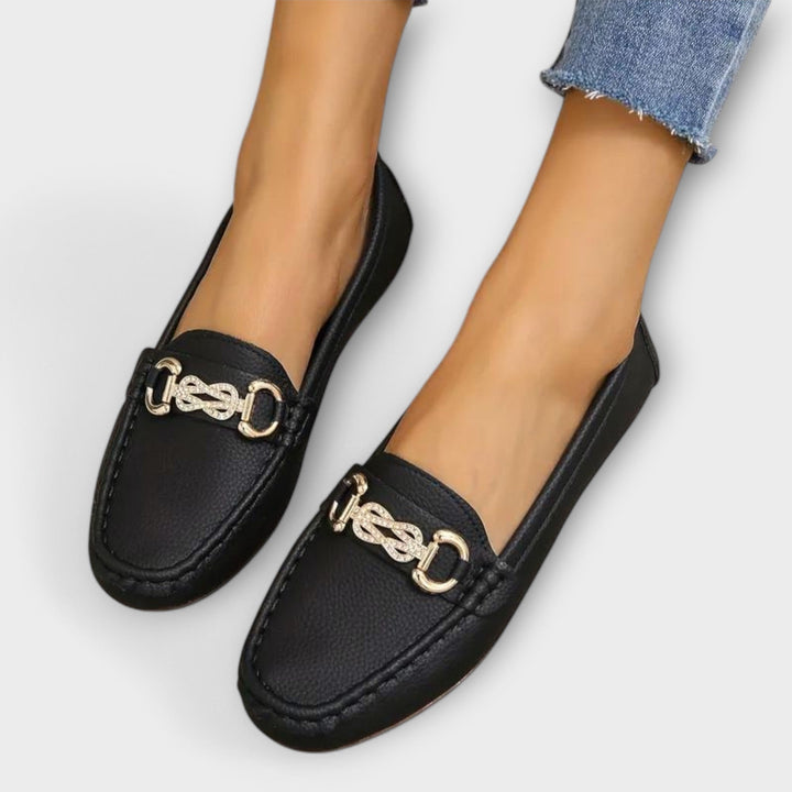 Veldra | Damen Slipper Loafers mit Goldkette - Black - Image 4