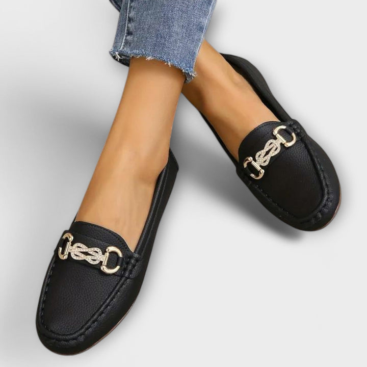 Veldra | Damen Slipper Loafers mit Goldkette - Black - Image 5