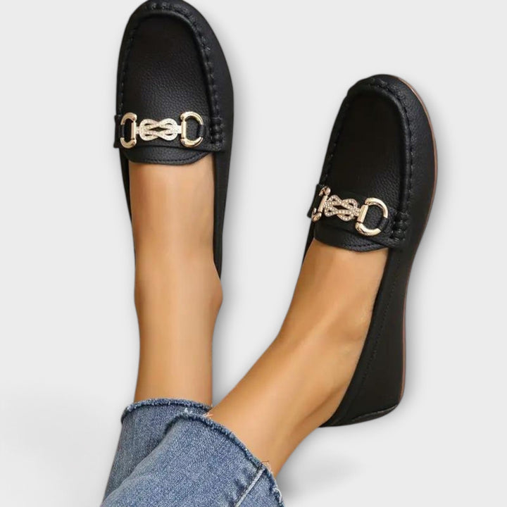 Veldra | Damen Slipper Loafers mit Goldkette - Black - Image 6