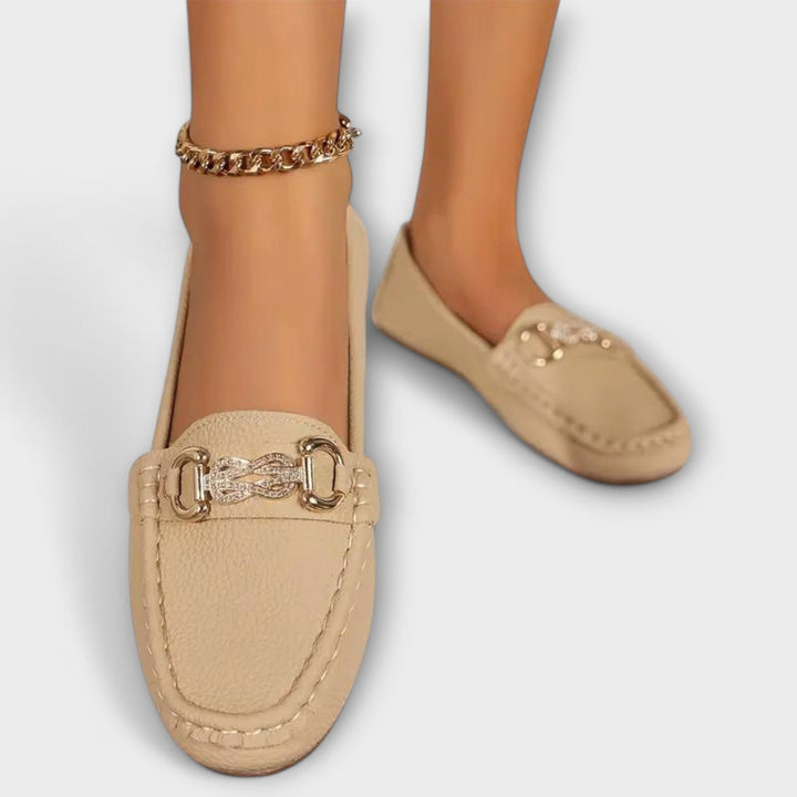 Veldra | Damen Slipper Loafers mit Goldkette - Black - Image 8