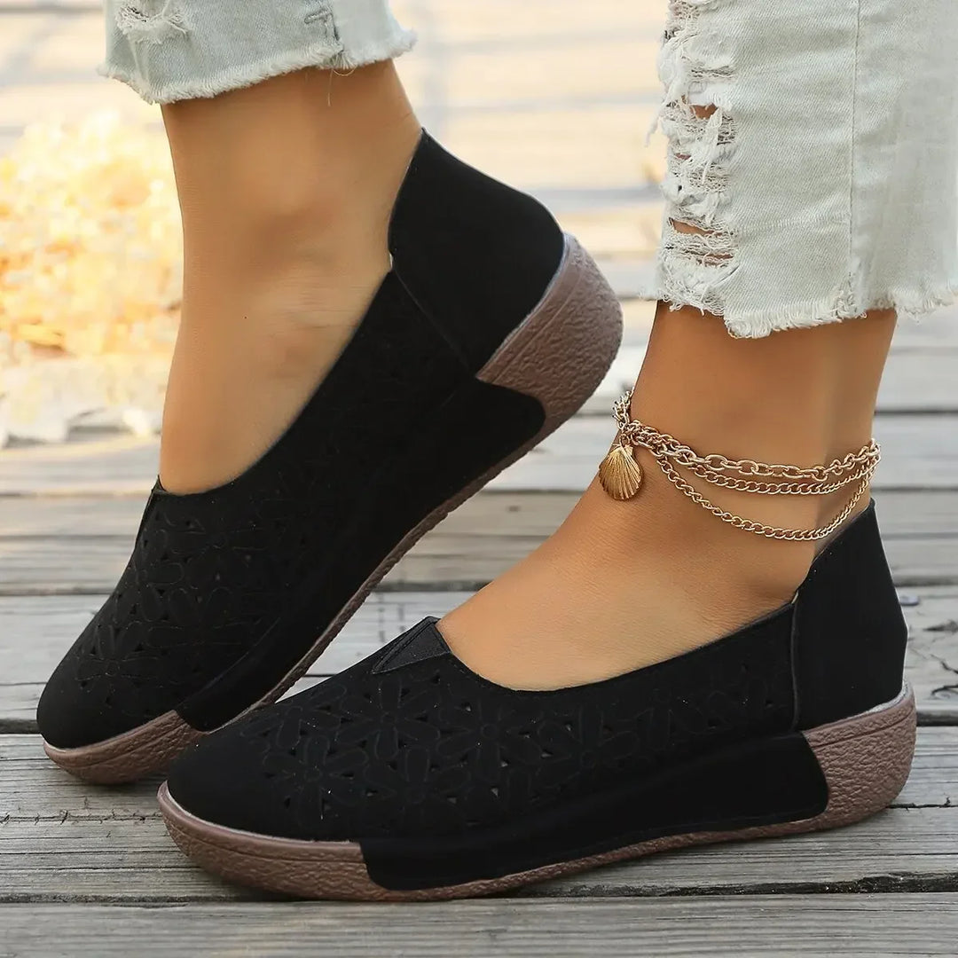 Viktoria | Damen Plateau Loafer mit Lochperforation - Black - Image 1