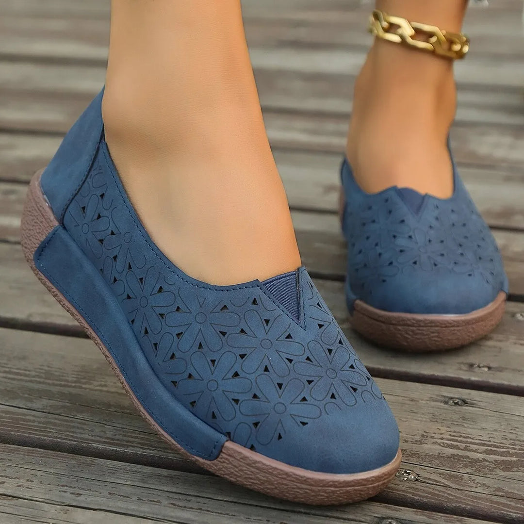 Viktoria | Damen Plateau Loafer mit Lochperforation - Black - Image 4