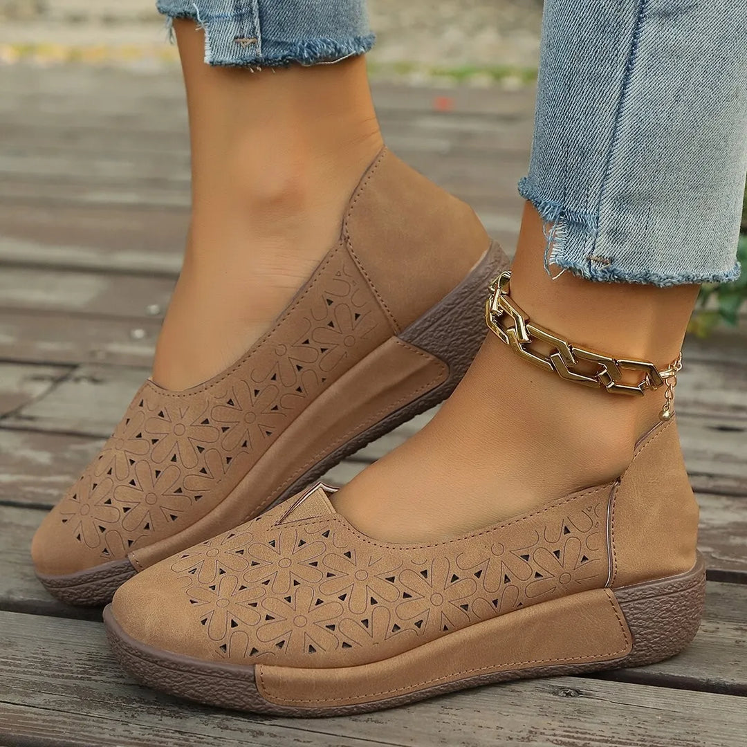 Viktoria | Damen Plateau Loafer mit Lochperforation - Black - Image 5