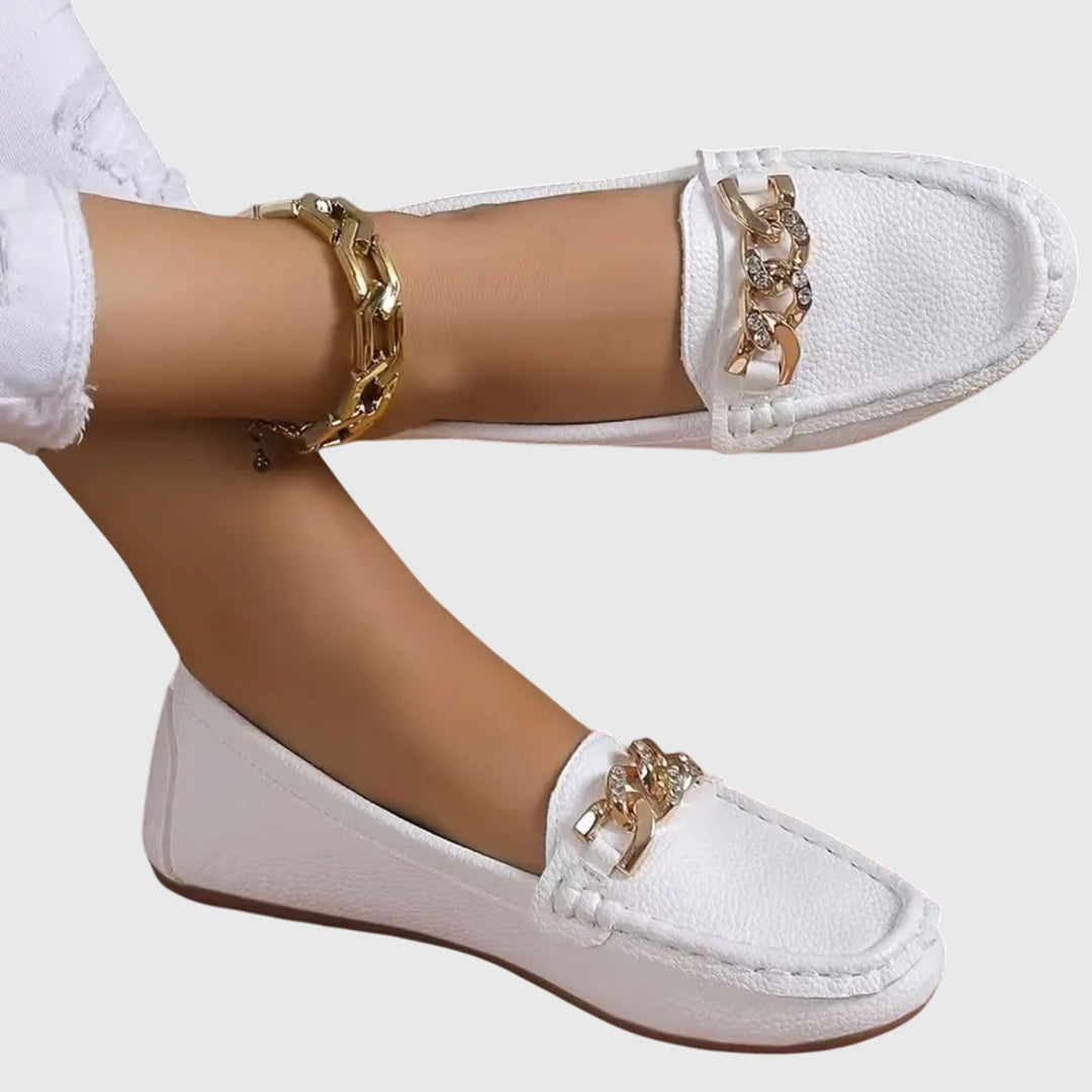 Welduna | Damen Loafer Slipper mit Goldketten-Detail - White - Image 1