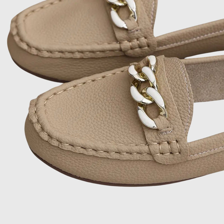 Welduna | Damen Loafer Slipper mit Goldketten-Detail - White - Image 10