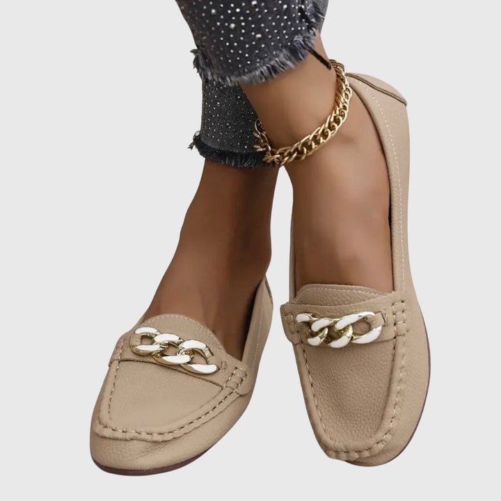 Welduna | Damen Loafer Slipper mit Goldketten-Detail - White - Image 3