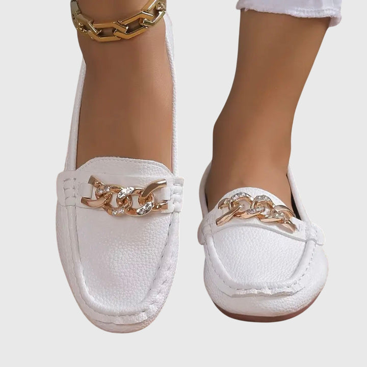 Welduna | Damen Loafer Slipper mit Goldketten-Detail - White - Image 4