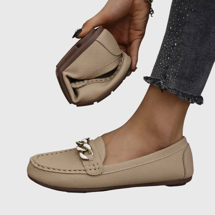 Welduna | Damen Loafer Slipper mit Goldketten-Detail - White - Image 6