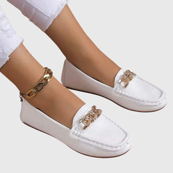 Welduna | Damen Loafer Slipper mit Goldketten-Detail - White - Image 7