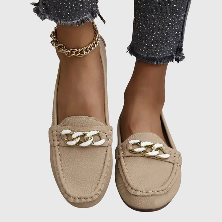 Welduna | Damen Loafer Slipper mit Goldketten-Detail - White - Image 9