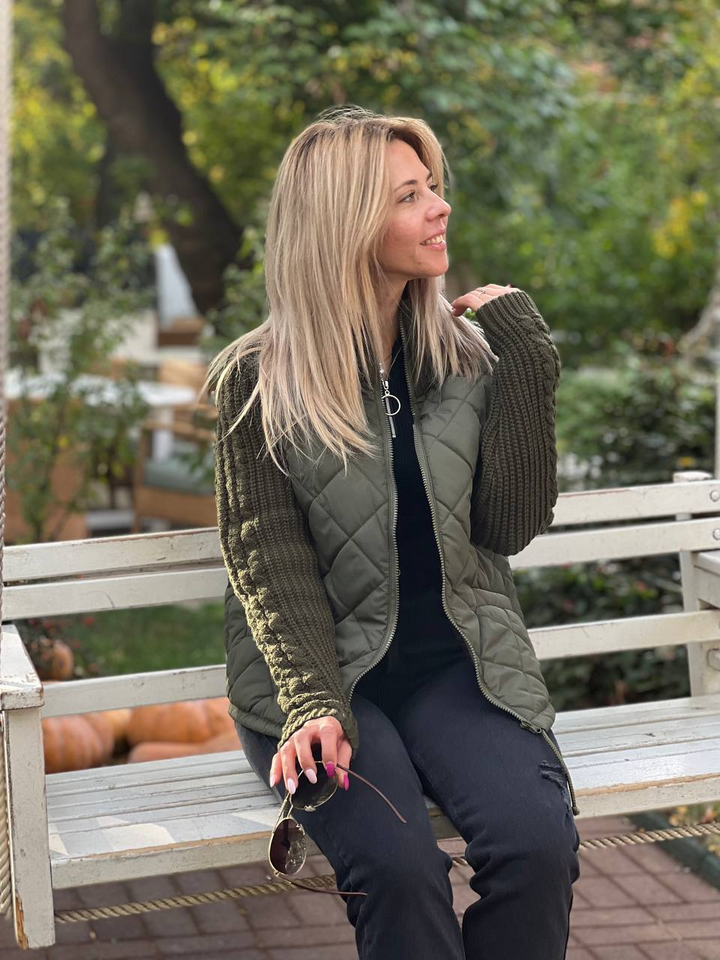 Wiltrud | Damen Steppjacke mit Strickärmeln - Light Grey - Image 4