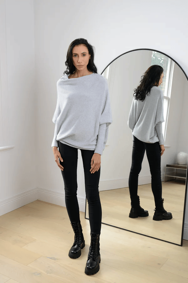 Xanthe | Damen Asymmetrischer Off-Shoulder Pullover - Grey - Image 7